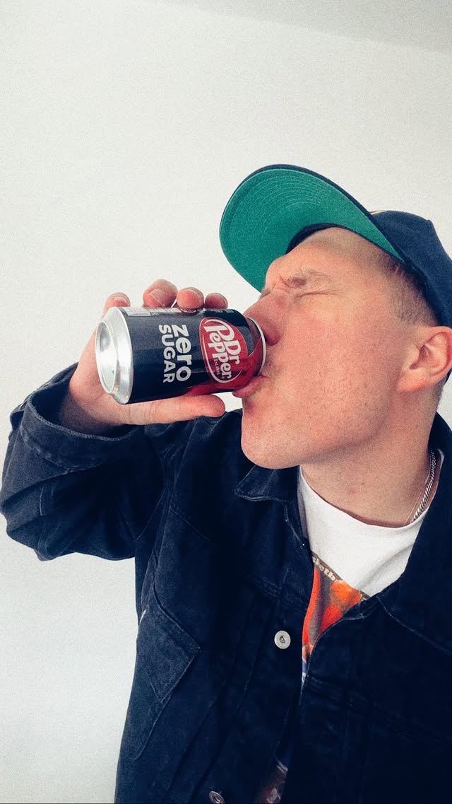 Kaupallinen yhteistyö @drpeppersuomi MÄ JUON JA FANITAN DR PEPPERIÄ. No nyt se on sanottu ääneen. Monet läheiset (ja erityisesti tuntemattomat, ei edes mennä siihen) on olleet tosi huolissaan kun oon pyytämättä tästä heille kertonut.Onneksi oon löytänyt myös vertaistukea ja samanmielisyyttä. Tiedän, että meitä on monta. Onhan? Kerro, että oot siellä. Ole rohkea, avoin ja ota se riski. Järkevissä määrin totta kai. Maista edes 🫶🏻 by @kopikallio