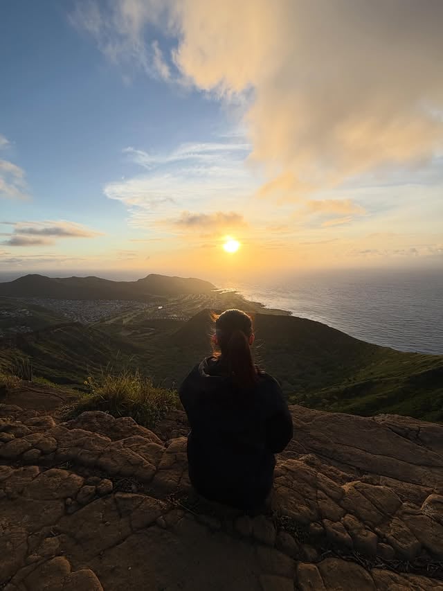 Hike 1 of 2 (in a day!) Hihi! 📍Koko Head. Watched the sunrise from up here and it was worth every step 🥹❤️ Shoutout to the StairMaster for preparing me somehow 😅 by @andreaetorres