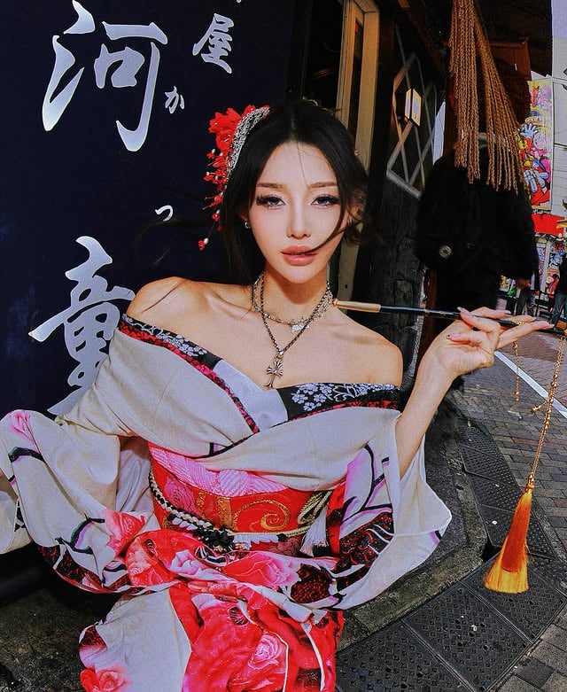 Japanese fantasy final boss. 花魁道中 . 🪭🇯🇵..Another creative dream brought to life in Shibuya with @ppgalcollective 🔥Thank you for turning me into a geisha for the day.If you’ve ever wanted to live your kimono gyaru fantasy… you know where to go 🖤 #gyaru #kimono 在渋谷變身成花魁的一天。妝髮、造型、和服、攝影，全套都太完美了…真的像活在另一個時代✨謝謝 @ppgalcollective 這個超有才華的團隊，再次一起完成這麼美的作品🖤如果你也曾經幻想過穿上和服、一定要找他們！成為花魁的瞬間…這裡真的會讓夢想成真。 by @midoritakechi