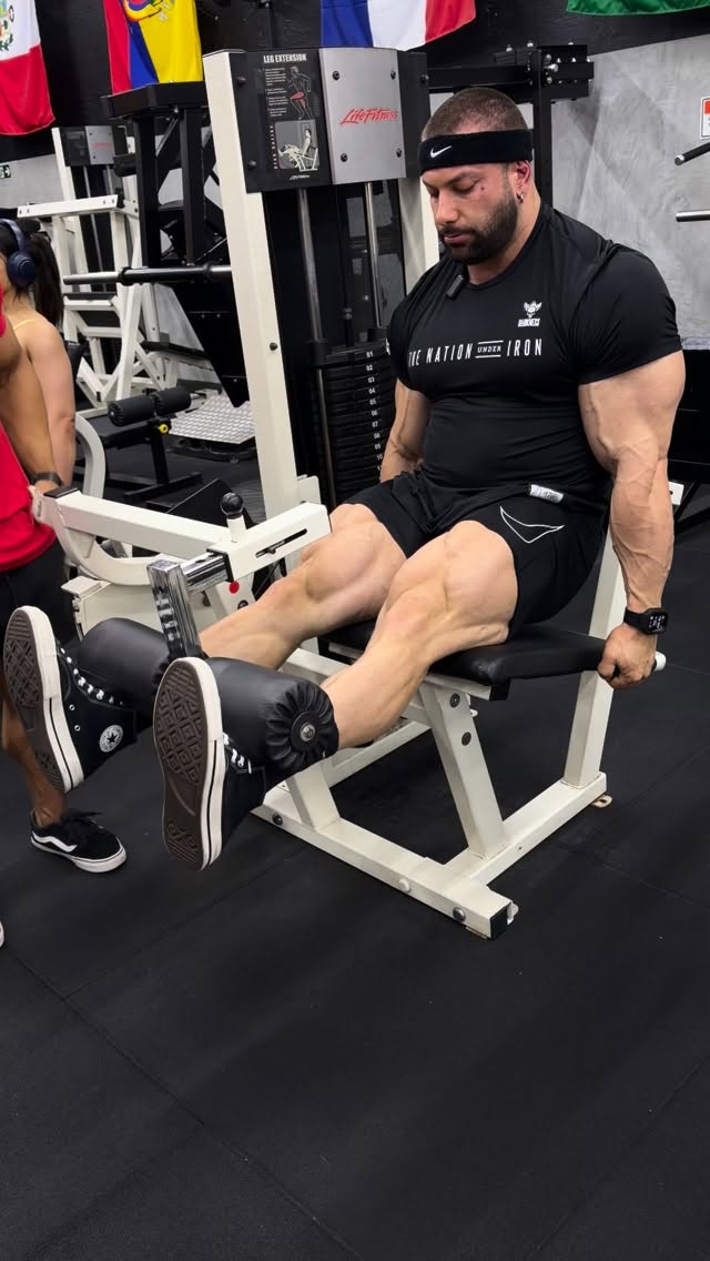 REST PAUSE SETServe para extrair mais repetições com uma carga alta, levando o músculo além do seu limite normal. Como é feito:1 O atleta faz a série na cadeira extensora até atingir a falha (não conseguir mais subir o peso sozinho) ou estipula repetições que sejam próximos da falha.2 Ele faz uma pausa curtíssima (de 10 a 15 segundos) ainda sentado no aparelho, apenas para recuperar um pouco de energia rápida.3 Ele retorna imediatamente ao exercício para fazer mais algumas repetições até falhar de novo (neste caso, contando com a ajuda do parceiro de treino para subir o peso).Em resumo: é um método de estresse máximo que divide a mesma série com pequenos intervalos para espremer até a última gota de força do músculo. by @leandroperespro