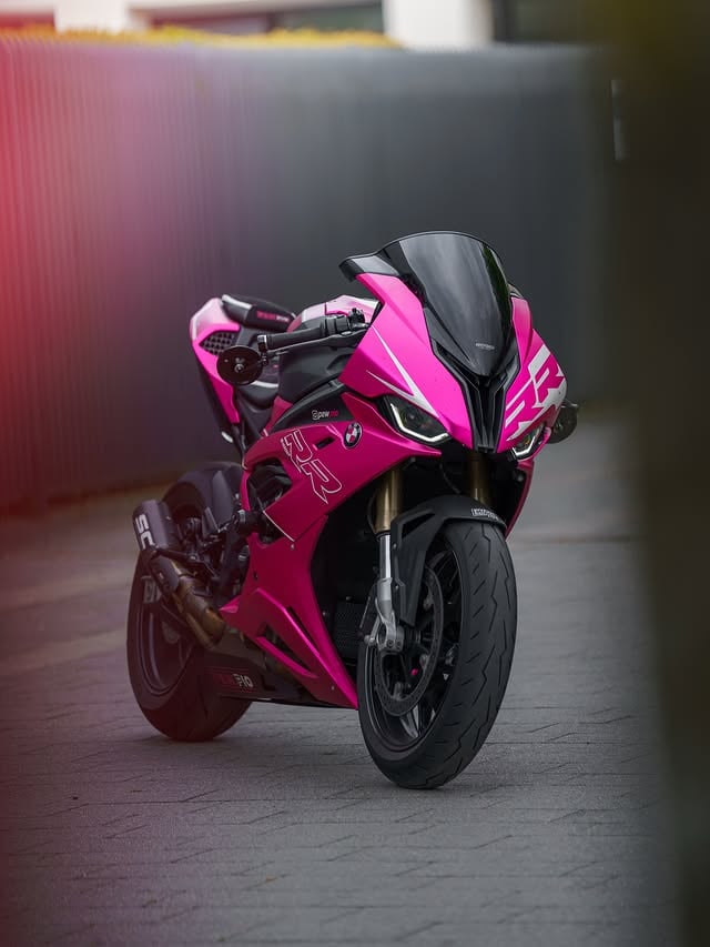 🩷🩷Am Freitag geht’s endlich wieder auf die „Rennstrecke“ mit @praktikantensohn und @paulinecs_06 👀➖➖➖🫱🏻‍🫲🏽 @heldbikerfashion 🫱🏻‍🫲🏽 @ruroc @ruroc_deutschland 🫱🏻‍🫲🏽 @motorradersatzteile24 🫱🏻‍🫲🏽 @cardosystems_de 🫱🏻‍🫲🏽 @quadlockmoto ➖➖📸➖➖#bmw #bikelife #bmws1000rr #1000ccm #supersports Dieser Post enthält Werbung durch Markennennung. by @pew.pio