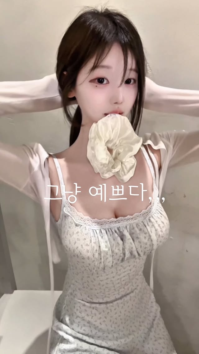 꽃샴푸향 날거같은,,🍃🌸예쁜 디테일로 가아-득 담은 요 코디,,💕..✅댓글에 <꽃향기> 남겨주시면 오픈 후 🍃5000원 할인링크🍃 보내드릴게요💕..✔️원피스 [MADE 1+1][설레임 플라워 플레어ver.][데이트/휴양지/여행] 레이스 가슴셔링 끈나시 여름 나시원피스.🩵영상속 착용 컬러는🩵물먹연하늘(안개꽃)살구복숭아(레드로즈).✔️가디건[MADE 1+1] [촉촉푸르티] [살탐방지 필수] 볼레로 리본 스트랩 크롭가디건 by @s0on_ho