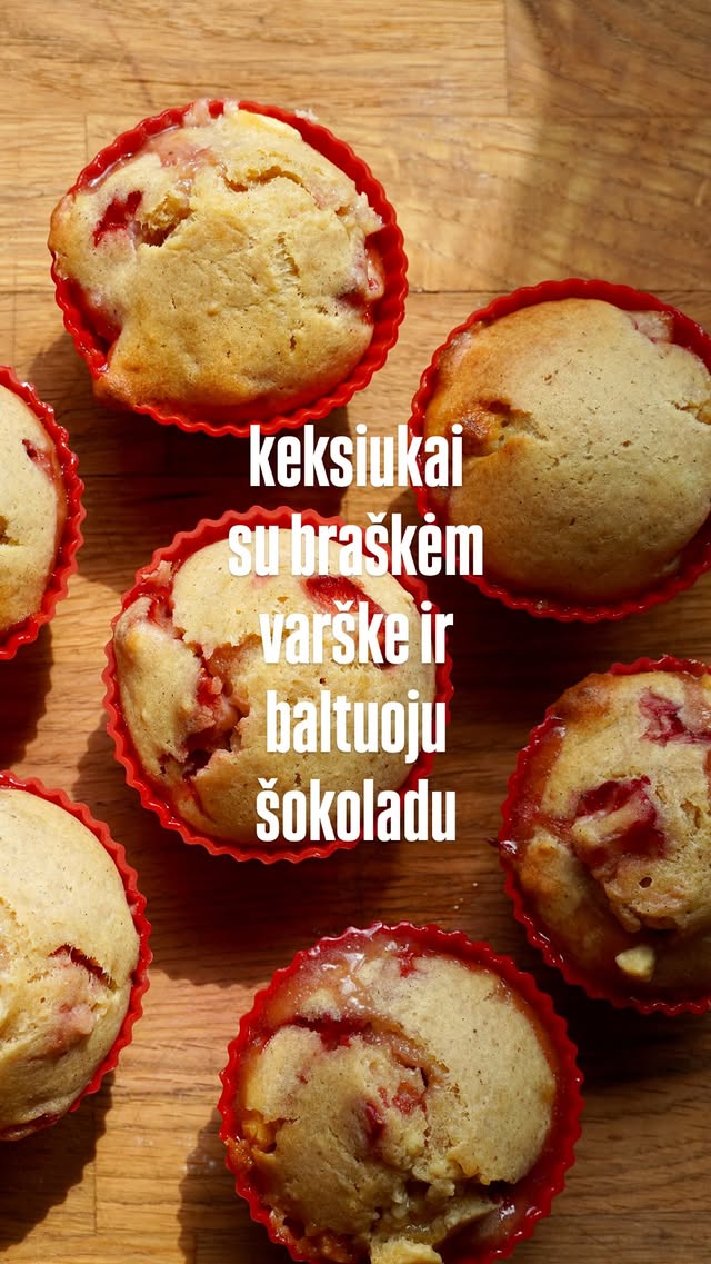 Braškių, varškės ir baltojo šokolado keksiukai🫠 O dar kai suderinta su @dvarokavos lubinų kava! Match made in heaven💘 Turiu ir nuolaidos kodą DVARO KAVŲ produkcijai: nestorasmaistas15Reikės:4 kiaušinių80g nerafinuoto rudojo cukranendrių cukraus1 šaukštelis vanilės (naudojau burbono vanilę iš @dvarokavos)80g alyvuogių aliejaus180g 9% varškės 140g kvietinių miltų30g grikių miltų (jei neturit, įmaišykite papildomai kvietinių)1 šaukštelis kepimo miltelių žiupsnelis druskos160g šviežių braškių (+1 šaukštas kvietinių miltų)60g smulkintų baltojo šokolado Kiaušinius sumaišau su cukrumi, vanile ir maisto plakutuvu plakiau keletą minučių iki putų. Įpyliau alyvuogių aliejaus ir darkart suplakiau. Įmaišiau ir suplakiau varškę. Miltus sumaišiau su kepimo milteliais, druska ir visą šį miksą įmaišiau į tešlą. Braškes susmulkinau, sumaišiau su šaukštu miltų ir įmaišiau į tešlą kartu su šokolado gabalėliais. Tešlą paskirsčiau keksiukų formelėse ir kepiau 180C įkaitintoje orkaitėje ~22min (arba kol įdūrus medinį pagaliuką jis lieka švarus). Leidžiu pilnai atvėsti.reklama by @nestorasmaistas
