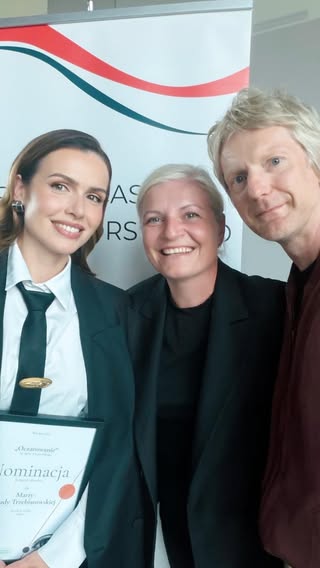 Nagroda „Oczarowanie” im. Igora Przegrodzkiego trafiła w ręce mojego wspaniałego kolegi z roku w warszawakiej Akademii Teatralnej i serialowego męża z serialu „Kibic” - Karola Pochecia. Brawo Karol, bardzo się cieszę z twojego sukcesu i kibicuję byś dalej sięgał po najwyższe laury!Mnie Pani Ewa Brodzka - prezeska Gildii Polskich Reżyserek i Reżyserów Obsady (PCDG) @polish_casting_directors_guild podarowała pamiątkę po Igorze Przegrodzkim - piękną broszkę, która na zdjęciu jest przypięta do mojego krawata. Ma mi przynieść szczęście w dalszej zawodowej drodze… ✊🏻🦋Bardzo mnie ten gest wzruszył, bo pierwszy casting do znaczącej roli, który wygrałam, prowadziła właśnie Pani Ewa. Była to rola Jagody Rajewskiej w kultowej „Magdzie M.”Na zdjęciu z wczorajszego wieczoru moje agentki, które walczą o mnie jak lwice Marta i Joanna @marta.jarzebskaciesielska @asiekparty i Konrad Bugaj @bugaj_czajor_casting , który poprowadził mnie przez casting do roli Justyny w „Kibicu”. Dziękuję za zaproszenie, nominację i wczorajszy wieczór @polish_casting_directors_guild ❤️ by @mzmudatrzebiatowskaofficial