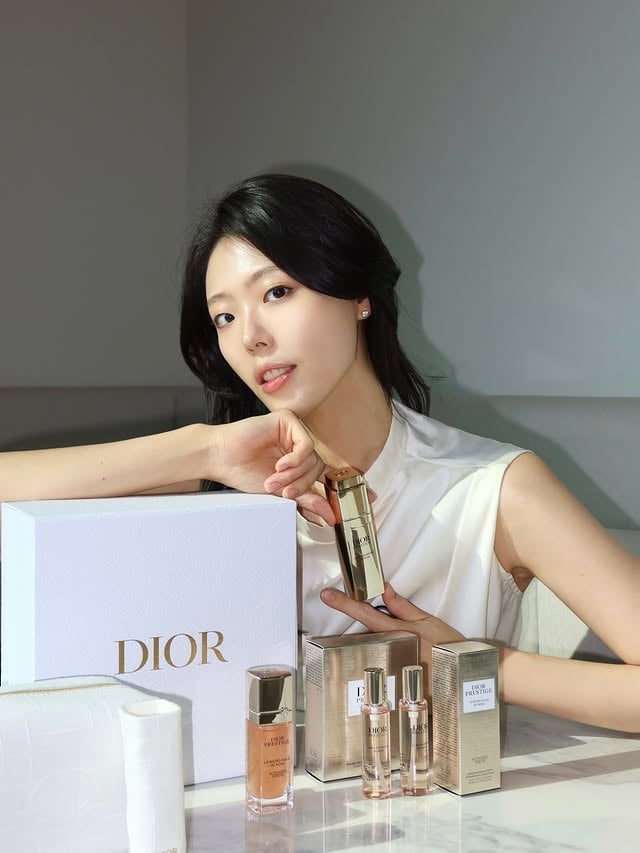 #유료광고 @diorbeauty 바쁜 하루 속 나를 돌보는 순간이 필요하다고 느껴질 때,요즘 언제 어디서나 함께하고 있는 #MyRoseHour 디올 프레스티지의 감각적인 리추얼을 함께하고 있어요로즈 드 그랑빌의 강인한 생명력을 담아 피부에 생기와 활력을 채워주는 궁극의 리바이탈라이징 미스트,NEW 디올 프레스티지 라 마이크로-브림 드 로즈가 2026. 04. 17디올 뷰티 온라인 부티크에서 선출시되었는데요디올 프레스티지 로즈 앰플 세럼의 힘을 담은 마이크로 앰플 미스트로피부에 닿는 순간 섬세한 안개 분사로 촉촉하게 스며들고 메이크업 전에는 피부 컨디션을 정돈은 물론, 메이크업 위에는 자연스러운 윤기와 광채를 더해줘요디올 프레스티지 라 마이크로-륄 드 로즈 액티베이티드 세럼과 함께 사용하면 피부가 더욱 탄탄하고 생기 있어 보이는 느낌이라 아침, 외출 전, 그리고 잠들기 전까지 자연스럽게 이어지는 저만의 로즈 아워 루틴이 완성되는 기분이에요건조함이 느껴질 때마다 사용중인데 피부가 즉각적으로 편안해지고 은은하게 차오르는 광채 표현이 정말 만족스러웠어요 감사한분들에게 마음을 담은 특별한 선물로도 정말 제격일 것 같았던 디올 프레스티지 미스트언제 어디서나 나를 위한 우아한 스킨케어 순간을 만들어주는 디올 프레스티지의 새로운 리추얼, 꼭 경험해보세요🌹🤍@DiorBeauty#디올스킨케어 #디올프레스티지 #디올프레스티지라마이크로브림드로즈 by @janet_minjung