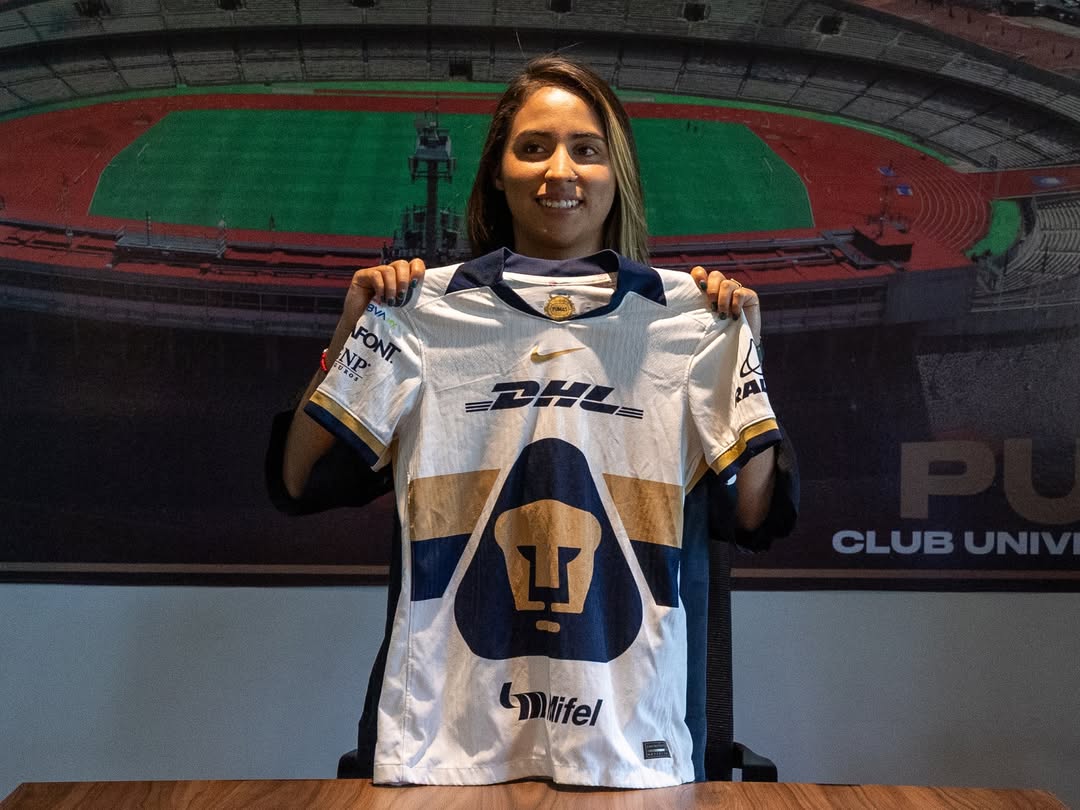 ¡PAOLA CHAVERO RENUEVA CON NUESTROS PUMAS! La universitaria continuará vistiendo la playera azul y oro y se afianzará como la jugadora con más partidos de la institución.#UnidosPorLaHistoria by @pumasmxfemenil