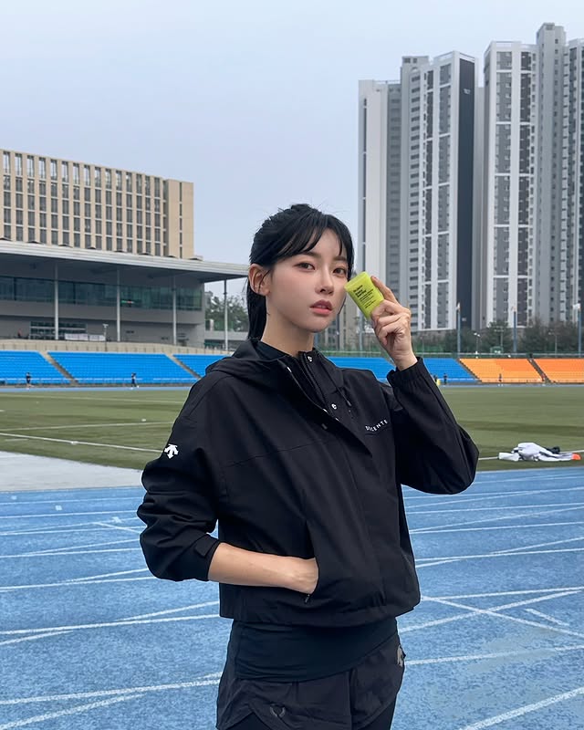#광고@drjar_kr운동할때도 선케어 필수☀️백탁, 손에 뭍는것 신경쓸 필요 없는닥터자르트 에브리선데이 프라이밍 선스틱산뜻, 뽀송해서 운동할때 발라도 좋아요!금요일에 올리브영에서 1+1 오특 한대요💚#닥터자르트 #에브리선데이선스틱 #선케어 by @arb0r_day