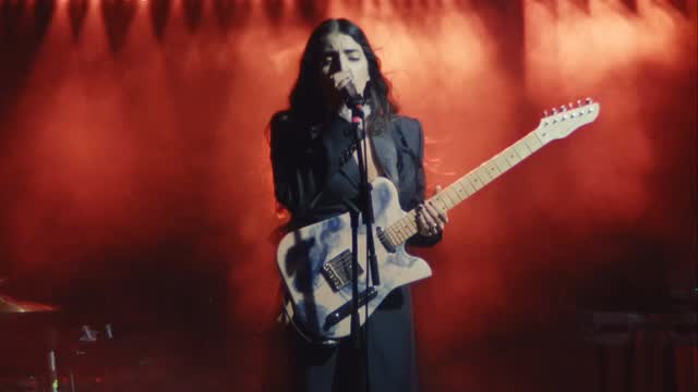 Qui il primo estratto del live di Dicembre a Milano — si parte con Veleno 🐍Abbiamo registrato il live in @santeriatoscana31, ve lo regalo il 3 Giugno ❤️Rivediamoci quest’estateeee by @joanthiele