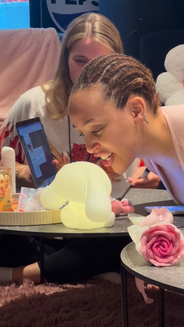 “I LOVE MY LAMP!”- @dojacat via @tiktok by @dojahqs