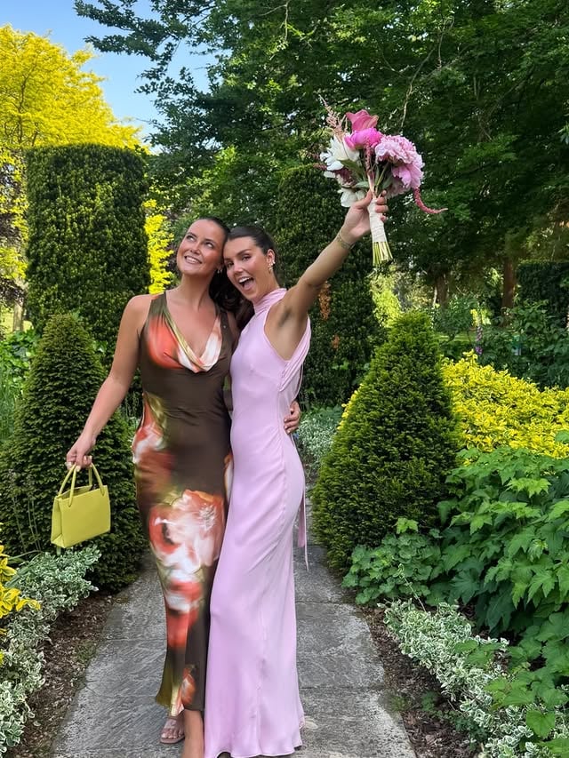 WEDDING DAY 🌸At the weekend Edie was a bridesmaid to her sister in law and Molly a guest but these shots are too lovely a carousel not to share .. I know I am biased but my goodness ❣️❣️ by @astridiwantyouinmylife