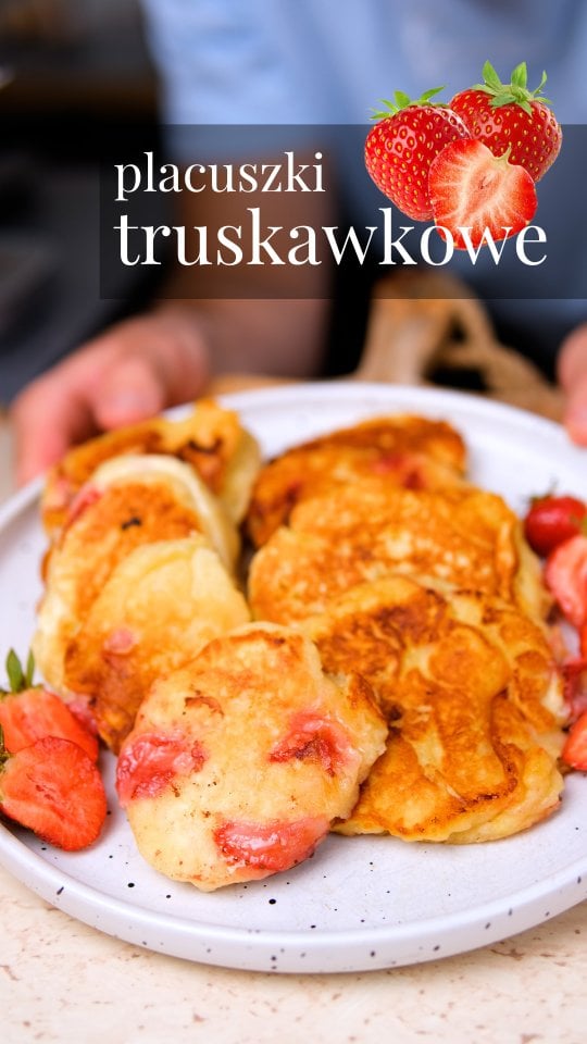 Placuszki racuszki z truskawkami bez drożdży 🍓🥰 pięknie smażę znam się na tym.Składniki : (ok 10szt.)250 g mąki pszennej 270 g serka waniliowego z 🐄 lub skyru2 malutkie jajka lub 1 duże 2 łyżki cukru Pół łyżeczki proszku do pieczenia Pół łyżeczki sodyOk 5 truskawekOlej do smażenia Wykonanie:Wymieszać w misce jajka z serkiem i cukrem, dodać suche składniki i wymieszać tylko do połączenia. Następnie ostrożnie wmieszać pokrojone truskawki. Nakładać malutkie kleksy na rozgrzaną patelnię z dodatkiem oleju i smażyć na średniej mocy z dwóch stron na rumiany kolor. Osączyć na ręczniku papierowym i posypać pudrem. #placuszki #racuchy #truskawki by @obiaddlataty