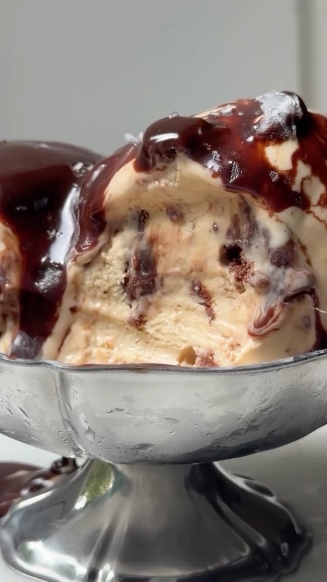 ESPRESSO MARTINI BROWNIE ICE CREAM 🤤 …and the world (at least mine) came to a halt at the first bite of this no-churn boozy espresso ice cream swirled with kahlua fudge sauce and chewy brownie pieces ☕ 🍸 The full recipe is available on bromabakery.com OR comment “espresso” on this video to get it sent directly to your DMs! Happy ice cream season 🍦 by @bromabakery