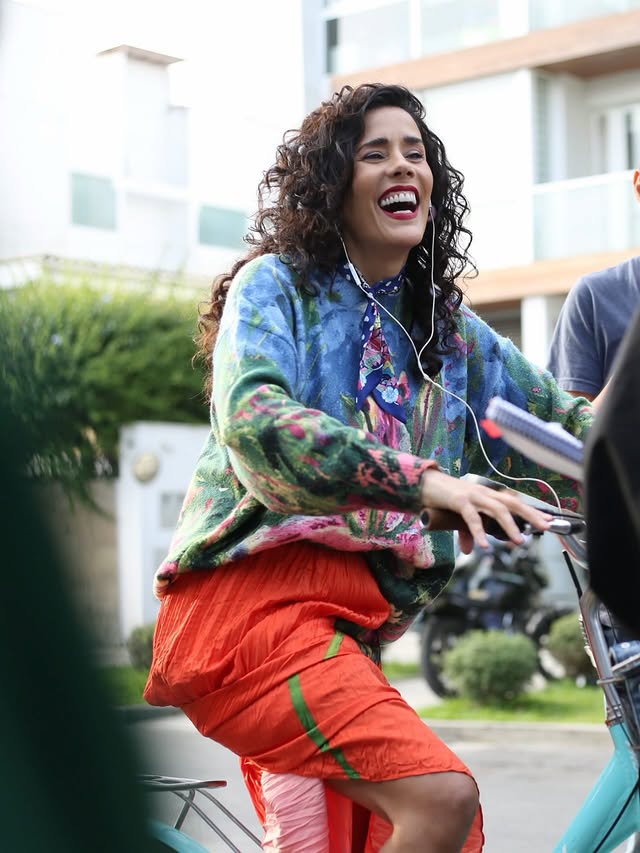 ¡Amando a Amanda ya está todos los cines! Qué emoción poder compartirles esto. 🎬💖No se imaginan lo bonito que ha sido grabar la peli 🎥 con un equipo tan bonito y con tantos amigos. Todo el mundo ve el resultado final en la pantalla, pero el verdadero corazón de una película se construye aquí, en el detrás de cámaras, con este equipo maravilloso que se convierte en familia.Entre risas, cafecitos para el frío, repasadas de guion a última hora y algún que otro blooper que ya después les contaré (¡prometido! 🤭), hemos dejado el alma en cada escena, así que los invitamos al cine a pasarla bien, a reírse y disfrutar de esta peli hecha con mucho cariño 😘. Deslicen para ver un poquito de esa locura linda del backstage, de la complicidad y de todo el amor que hemos puesto a este proyecto que es una realidad. ¡Me muero porque ya la vean!Vayan al cine este fin de semana y me cuentan que les pareció la peli 🎥. @amandoaamandalapeli