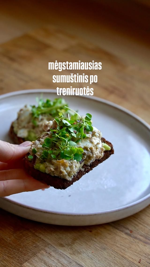 Išbandom naujos @maxima.lt Well Done duonų linijos duonelę ir gaminam mano naują mėgstamiausią sumuštinį po treniruotės (ir ne tik)🐟Reikės:3 kiaušinių 1 sardinių skardinės 1/2 nedidelio rausvojo svogūno 1 šaukšto majonezo1 šaukštelio garstyčių 1-2 šaukštų smulkinto poro1 šaukšto kaparėlių druskos ir pipirų1 pakuotės Well Done duonos su sėklomis Avokado sluoksniui:2 avokadų 1 laimo sulčiųžiupsnelio citrinpipiriųžiupsnelio druskospapildomai:mėgstamų daigų ar kitų žalumynų Atskirai sutrinam užtepėlės ingredientus ir avokado sluoksnio ingredientus. Tepam ant paskrudintos duonos. Patiekiu su daigais. reklama by @nestorasmaistas