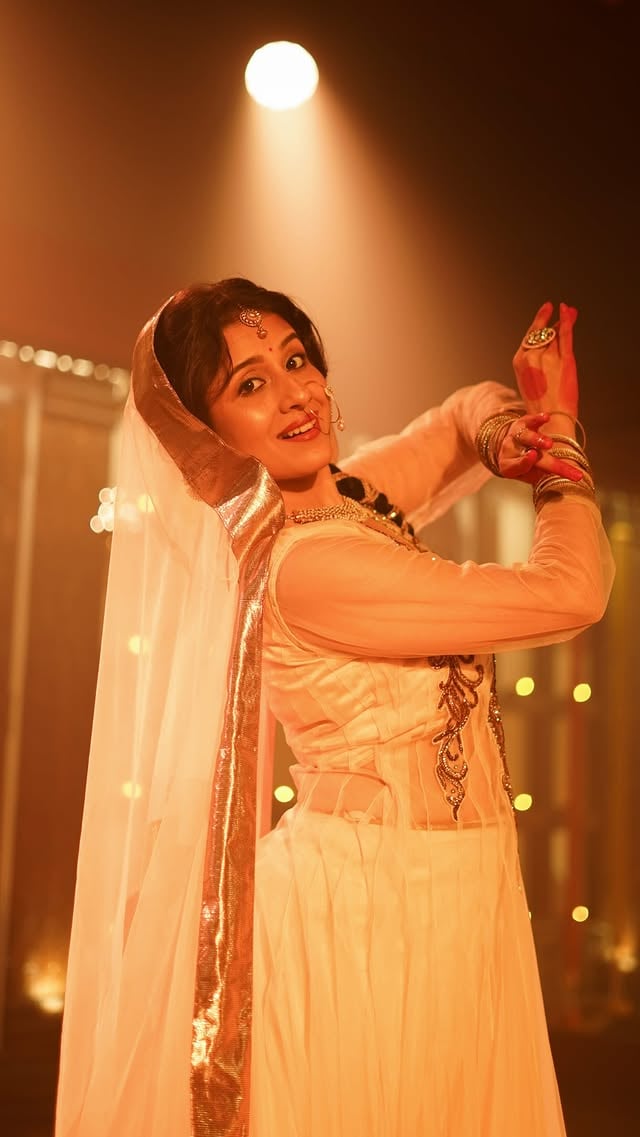 Kehna hi kya…#dance #reel #insta #ethnicShot by @jasimfilmsChoreography by @_kavya_vaidya Studio @aaa_studio_123 by @paridhiofficial