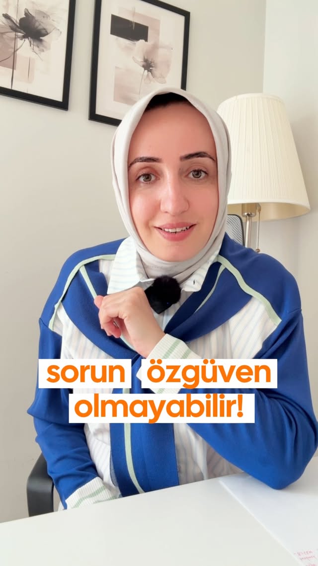 Kendini sürekli geri plana mı atıyorsun?Hayır demekte zorlanıyor, kendini savunamadığın için sonradan saatlerce düşünüyor musun?Belki de bu sadece özgüven eksikliği değildir.Yıllardır fark etmeden öğrendiğin bazı kalıplar seni aynı döngüye sokuyor olabilir.Ama iyi haber şu: Bu döngü değişebilir. 🌱Eğer bu videoda biraz kendini gördüysen, bana DM’den “SINIR” yaz. Birlikte senin için nelerin değişebileceğine bakalım.#özgüven #sınırkoymak #bilinçaltı #kişiselgelisim #özdeğer by @suraozvirann