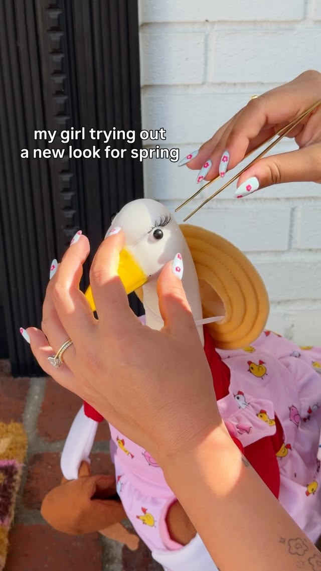 might be her best look yet 💅🏼 #porchgoose by @laurdiy