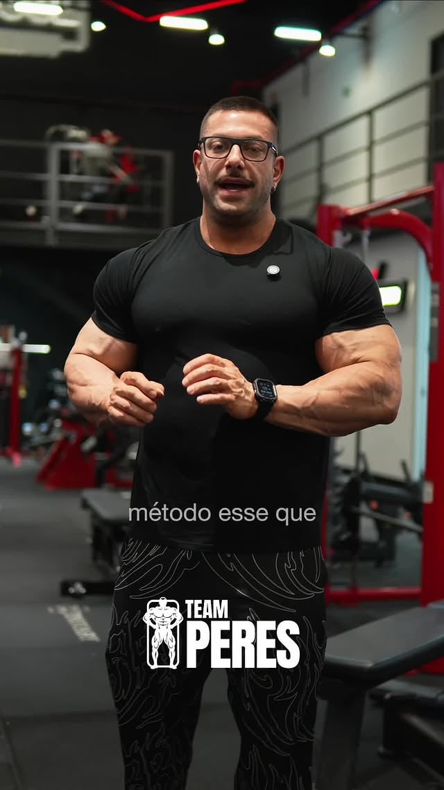 O método que me deu o título do Arnold Classic South America é o exato mesmo método que eu vou usar para reconstruir o seu físico. A minha metodologia não foi desenhada em uma mesa de escritório. Ela foi validada no maior palco de fisiculturismo do Brasil e, agora, vai ser testada no maior do mundo: o palco do Olympia. Eu não quero saber a sua desculpa. Se você quer parar de andar em círculos e ter o protocolo de treino e dieta de um atleta PRO adaptado para a sua realidade, o seu lugar é aqui. No Team Peres, eu vou te guiar em cada etapa do processo. Clique no link da bio agora e mude de nível. by @leandroperespro