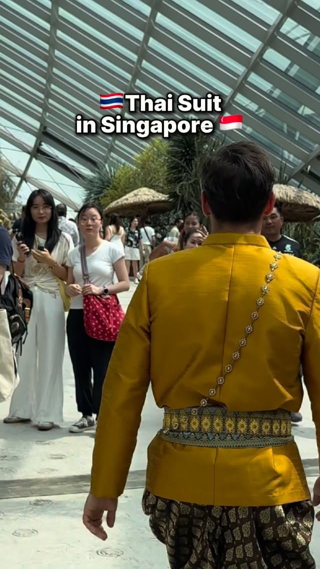 Thai Silk in Singapore 🇹🇭🇸🇬 by @martinbravobkk