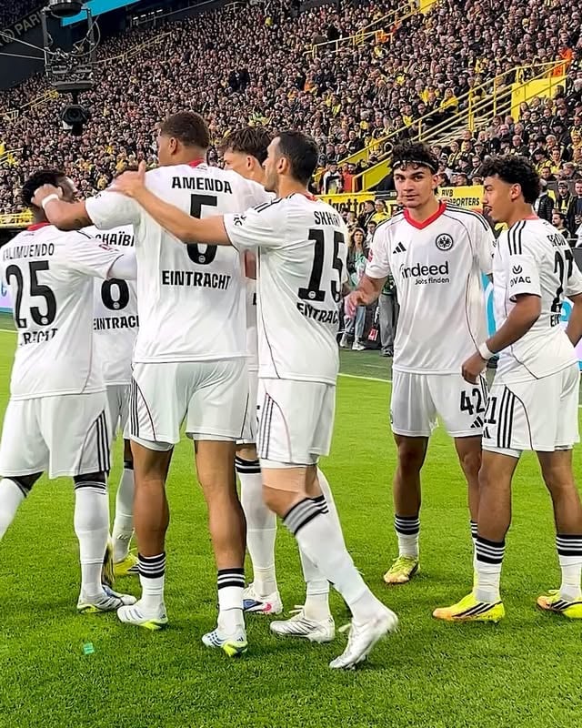 sind 'n paar nette Buden mit dabei 😌Zum letzten Mal in dieser Saison blicken wir auf unsere schönsten Tore des Eintracht-Monats! 💫 by @eintrachtfrankfurt