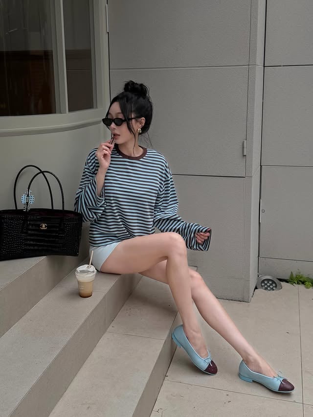 耐髒好打理 ｜ MUMM 抗污系列除了百搭沒想到還不怕髒!!這週24/7都能穿的抗污條紋上衣輕鬆穿出近期最火的low energy dressing無需在穿搭上消耗過多的精力 只要一件簡約卻不簡單 存在感歸零的舒適上衣在不想追求完美的低能量狀態裡 依然保持時髦抗油 | 防水 | 抗汙 | 透氣好穿好搭配 飲料油漬一擦就乾淨 by @the.mumm.official