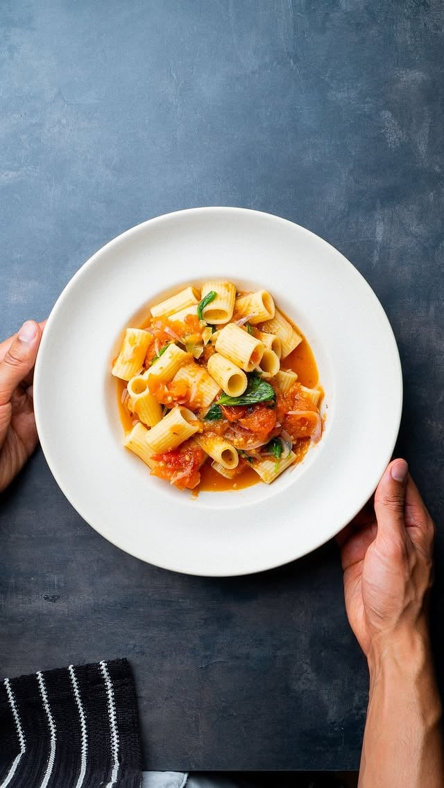 Anzeige | Manchmal braucht es nur eine Handvoll guter Zutaten, um ein perfektes Gericht zu zaubern. Dank der Pasta Al Bronzo Mezzi Rigatoni von @barilla_de nehme ich mit einer Gabel besonders viel Geschmack auf. Denn durch die raue, gerillte Oberfläche der Pasta, haftet die Sauce besonders gut.🍝⁠⁠🍽️ Portion: 2 | 🔥 Schwierigkeitsgrad: einfach⁠⁠📃 ZUTATEN⁠200 g Barilla Al Bronzo Mezzi Rigatoni⁠500 g reife Tomaten⁠1 Schalotte, fein gewürfelt⁠4 Knoblauchzehen, in Scheiben⁠4–5 EL hochwertiges Olivenöl⁠1 TL Salz⁠Getrocknete italienische Kräuter⁠Frisch gemahlener schwarzer Pfeffer⁠1 Handvoll frischer Basilikum⁠Optional: Chiliflocken⁠⁠👨🏽‍🍳 ZUBEREITUNG⁠1. Ofen auf 180 °C vorheizen.⁠2. Tomaten halbieren und mit Schalotte, Knoblauch, Olivenöl, Salz, Pfeffer und italienischen Kräutern in eine ofenfeste Form geben und alles vermengen.⁠3. Bei 180 °C ca. 30 Minuten backen, bis die Tomaten weich sind.⁠4. In der Zwischenzeit Barilla Al Bronzo Mezzi Rigatoni nach Packungsanweisung al dente kochen und etwas Pastawasser aufheben.⁠5. Gebackenes Gemüse aus dem Ofen holen. Haut der Tomaten entfernen und alles leicht mit einer Gabel zerdrücken, mit etwas Pastawasser zu einer Sauce verbinden.⁠6. Pasta in der Sauce schwenken, frischen Basilikum dazu, fertig.⁠⁠#BarillaAlBronzo by @veganewunder