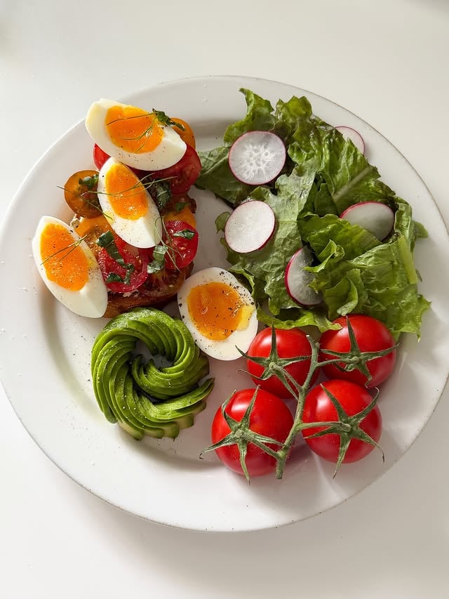 My brunch moment여름은 청량한 색감의 식재료가 더욱 돋보이는 계절식재료 러버는 잔뜩 욕심내서 냉장고를 채워둔다#brunchplatter #brunchathome #brunchideas #opentoast #avocadolove by @suzan.likes.home