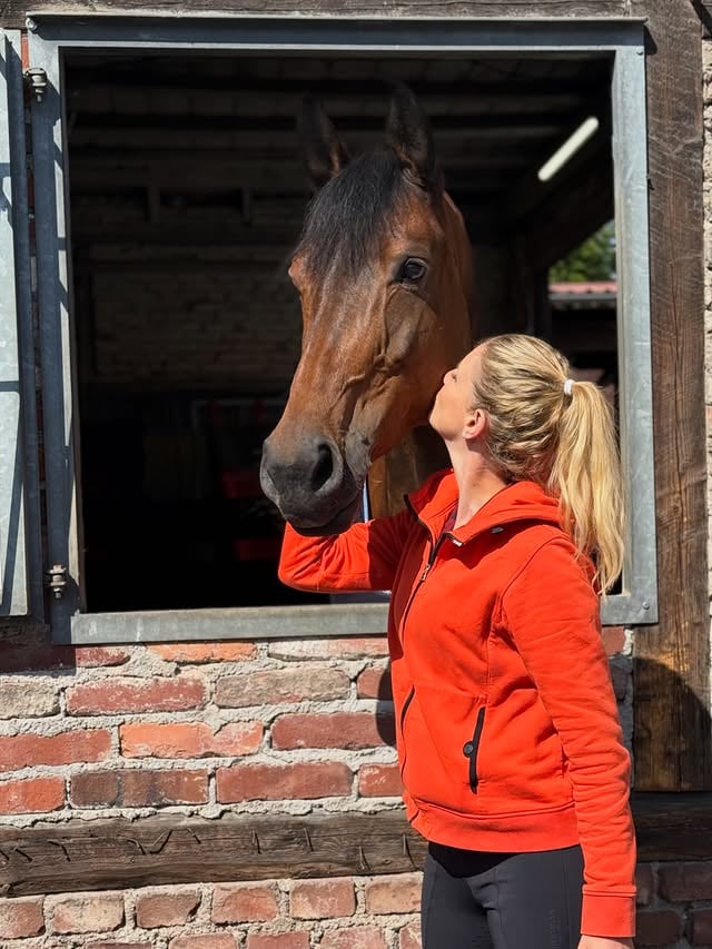 Kiss und ich sind gut in Balve angekommen.Ich bin sehr dankbar, wieder bei den Deutschen Meisterschaften dabei zu sein -und dann auch noch mit einer so talentierten Nachwuchshoffnung. ♥️ by @jessica_von_bredow_werndl