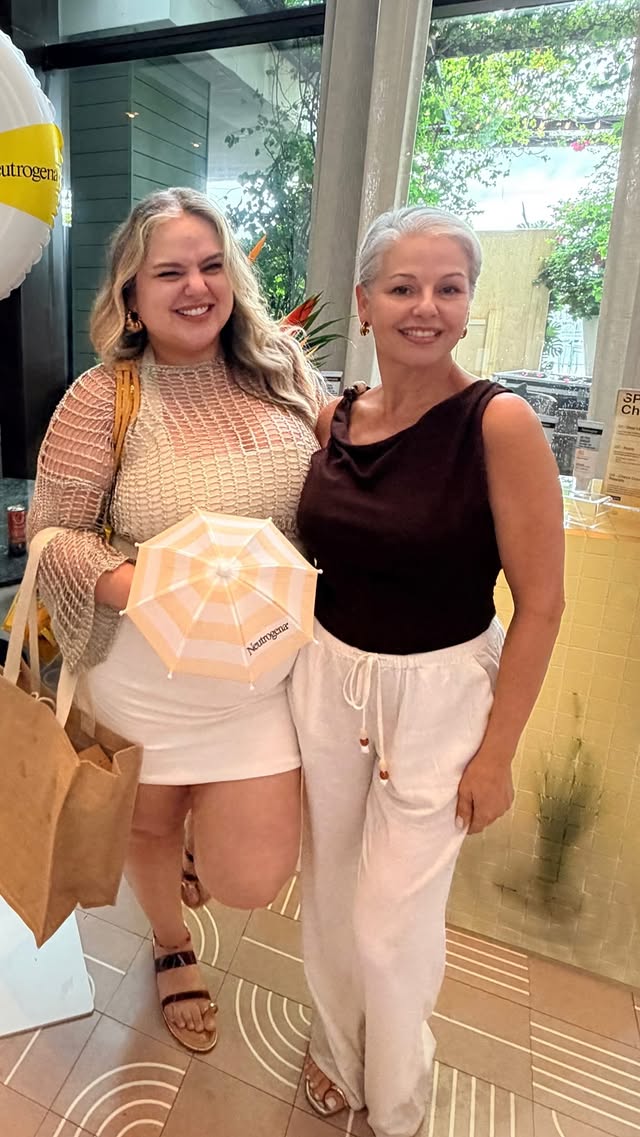 POV: You just got home and your social battery is officially at 0%. 😂🔋My daughter and I after a long day of running around, taking photos, smiling for the camera, and pretending we still have energy. 🤪✨The exhaustion is real... but so are the memories. ❤️😂If this made you laugh or feels way too relatable, save it for later and send it to someone who needs a smile today! 👇🔥#POV #Relatable #FunnyReel #Mood #momlife💕 ViralReels RealLife TiredButHappyPOV: Llegas a casa y tu batería social oficialmente está en 0%. 😂🔋Mi hija y yo después de un día largo corriendo de un lado a otro, tomándonos fotos, sonriendo para la cámara y fingiendo que todavía nos queda energía. 🤪✨El cansancio es real... pero los recuerdos también. ❤️😂Si te sacó una sonrisa o te sentiste identificado, guárdalo para verlo después y compártelo con alguien que necesite reírse hoy. 👇🔥POV Humor VidaReal ReelViral Mood MomLife Relacionable AgotadasPeroFelices FunnyReel Viral by @momandpalettes