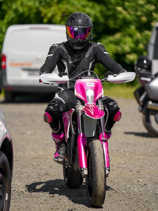 ⚡️🏁Das erste Mal Harz Ring dieses Jahr, und ich hatte die Stark auch dabei 👀Die stark macht auf jeden Fall auch auf der Strecke Spaß ! Aber für größere Strecken bleibe ich bei meiner geliebten RR😋Leider war der Tag etwas turbulent weshalb es keine Bilder von fahren mit der RR gibt. Aber der Ellenbogen Schleifer der neue Kombi von @heldbikerfashion ist angeschliffen 😵‍💫😵‍💫😵‍💫➖➖➖🫱🏻‍🫲🏽 @heldbikerfashion 🫱🏻‍🫲🏽 @ruroc @ruroc_deutschland 🫱🏻‍🫲🏽 @motorradersatzteile24 🫱🏻‍🫲🏽 @cardosystems_de 🫱🏻‍🫲🏽 @quadlockmoto ➖➖📸➖➖#starkvarg #bikelife #racetrack #racetraining #supersports Dieser Post enthält Werbung durch Markennennung. by @pew.pio