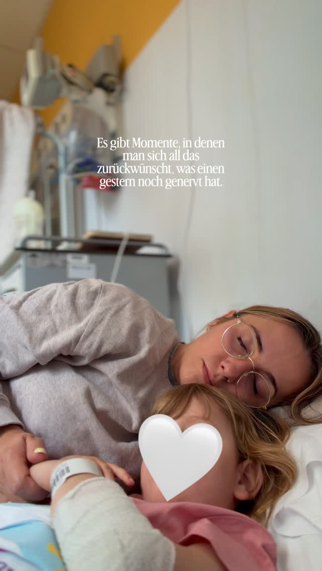 Es gibt Momente, in denen man sich wünscht, dass das Spielzeug wieder im ganzen Haus verstreut liegt, die Kleidung mit Eis bekleckert ist und man zum hundertsten Mal übers Anziehen diskutieren muss.Danke für all eure lieben Nachrichten und Genesungswünsche. ❤️ Unserer Maus geht es den Umständen entsprechend gut. Trotzdem werden wir wohl noch einige Tage im Krankenhaus bleiben müssen, bis die Ärzte herausgefunden haben, was hinter der Symptomatik steckt. Wir hoffen, dass wir bald Gewissheit haben, die richtige Behandlung anschlägt und wir wieder in unseren ganz normalen Alltag zurückkehren können. by @annaheiser