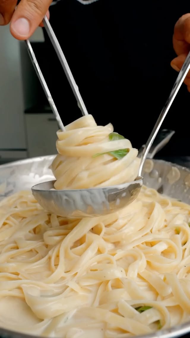 Erfrischende 🍋 Cremige Zitronen Pasta 🌿🍽️ Portionen: 2 | 🔥 Schwierigkeitsgrad: einfach📃 ZUTATEN300 g Pasta (z.B. Spaghetti oder Linguine)3 Knoblauchzehen200 ml vegane Kochsahne1 Zitrone, Saft1 TL Zitronenabrieb 2 EL Hefeflocken2 EL OlivenölSalzSchwarzer Pfeffer1/2 Bund Basilikum 👨🏽‍🍳 ZUBEREITUNG1. Pasta in gut gesalzenem Wasser nach Packungsanweisung kochen. Etwas Kochwasser aufheben, dann abgießen.2. Knoblauch in feine Scheiben schneiden und in Olivenöl bei mittlerer Hitze glasig dünsten. Vegane Kochsahne dazugeben und kurz einköcheln lassen.3. Zitronensaft, Zitronenabrieb und Hefeflocken einrühren. Mit Salz, Basilikumblätter und Pfeffer abschmecken.4. Pasta in die Sauce geben und gut vermengen. Bei Bedarf etwas Kochwasser dazugeben, bis die Konsistenz schön cremig ist. by @veganewunder