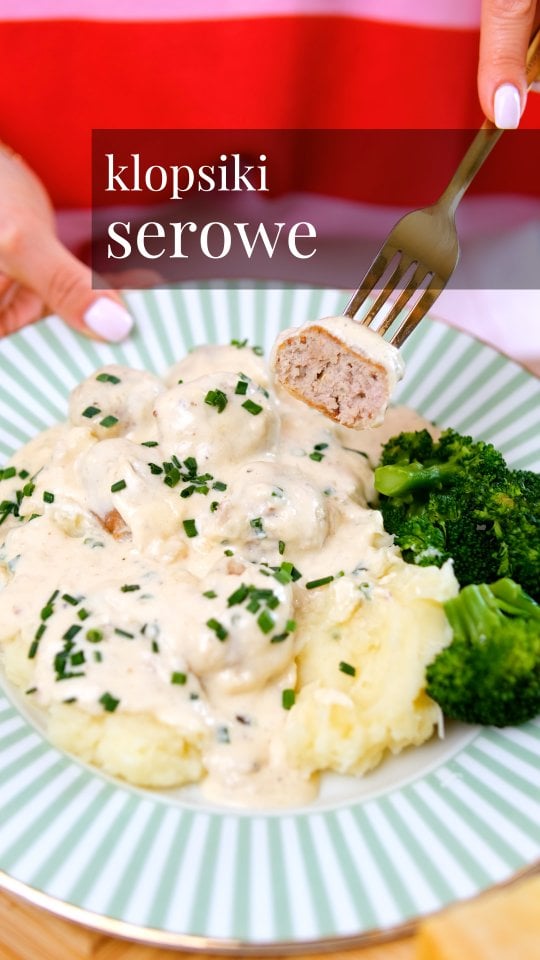 Te klopsiki w sosie serowym zostaną z Wami na dłużej😋❤️ Składniki klopsiki:500 g mięsa mielonego z łopatki 1 jajko2 łyżki mannyŁyżeczka musztardy francuskiej 1/4 łyżeczki soli, odrobina świeżo zmielonego pieprzu, odrobina sosu sojowegoŁyżka tartego parmezanuDodatkowo:5 łyżek oleju do smażenia 3 łyżki skrobi do obtoczeniaWszystkie składniki na klopsy wyrobić chwilę dokładnie, formować zwilżoną dłonią małe kulki, obtaczać w skrobi i smażyć na rumiany kolor. Sos:Plaster masła Mała cebula lub szalotkaDuży ząbek czosnku 250 g mascarpone Małe kółeczko serka camembert naturalnegoGarść tartego cheddaruSól i pieprz Łyżka parmezanuPół pęczka cienkiego szczypiorku Na tej samej patelni co klopsy, na maśle zeszklić posiekaną cebulę i czosnek. Podlać wodą ok pół szklanki, dodać mascarpone i wymieszać. Następnie dodać porwany drobno serek camembert i cheddar. Dusić do roztopienia serów na wolnym ogniu ok 3-4 min i doprawić odrobiną soli i pieprzem. Włożyć z powrotem na patelnię klopsy i dusić pod przykryciem ok 10min, na koniec posypać parmezanem i posiekanym szczypiorkiem. Jeśli sos jest zbyt gęsty dodać odrobinę gorącej wody. Podawać z puree lub makaronem i brokułami. #sosserowy #klopsiki #pulpetywsosie by @obiaddlataty