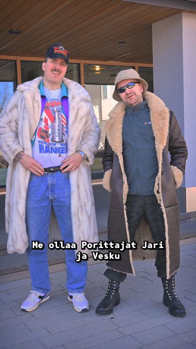 Kaupallinen julkaisu Porin kaupunki.He ovat PORITTAJAT. Kustannustehokkaat erikoisasiantuntijat Jari ja Vesku, joiden tehtävä on yksinkertainen: lisää porukkaa Poriin. 🫵Arvaatko mitä Porittajat lähtee puuhaamaan? 💥🧐Ensimmäinen jakso ulkona nyt. Ja näit tulee meinaa lisää…#porittajat #pori #rakastuporiin #porittelunpääkaupunki by @kopikallio