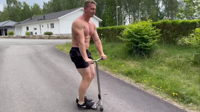 Today I relearned Triple Fingerwhip Flat!! First time I did this since 2021 🔥Think if I keep leaning out more I might surpass 2018 levels in terms of scoot performance or what do you think? 🔥 Great time as usual with my bro @kallek1997 but please go wish him and his ankle a speedy recovery!#ssbb #flat #tailwhip #bodybuilding #worldie by @henke_palm