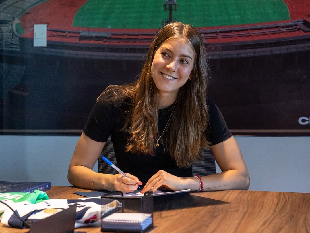 ¡El arco auriazul seguirá en buenas manos! 🧤Jashia López permanecerá defendiendo el azul y oro, tras extender su compromiso con el Club Universidad Nacional 🐾👏Acompañada por Carlos Gutiérrez, Director de Estrategia Deportiva y Juan Manuel Joachin, Abogado del Club. #UnidosPorLaHistoria by @pumasmxfemenil