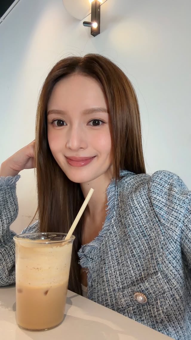 下個月我就30+4啦🥹不過好多人都話我唔似就快34歲仲話我呢排嘅狀態好過以前🥰其實係因為我前排去咗 @oasisgrouphk 做膠原針今次係我‼️第一次‼️做醫美針劑但係我好怕痛 又怕效果唔自然所以我做咗好多research最後揀佢哋係因為佢哋經驗夠豐富 醫生手勢好好💕成個過程亦都好安心 同埋真係唔會好痛而家過咗三個星期 效果好靚好滿意係我想要嗰種自然又飽滿嘅效果🍎而且仲可以keep到1年以上添㗎如果大家都想擁有我呢個自然減齡嘅效果留言❤️我就會send優惠俾你 by @judy.kwong
