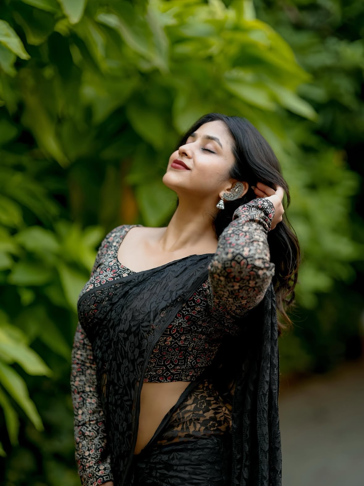 🌙~

#BlackSaree
#SareeNotSari
#TamilAesthetic
#DesiElegance
#EthnicStyle