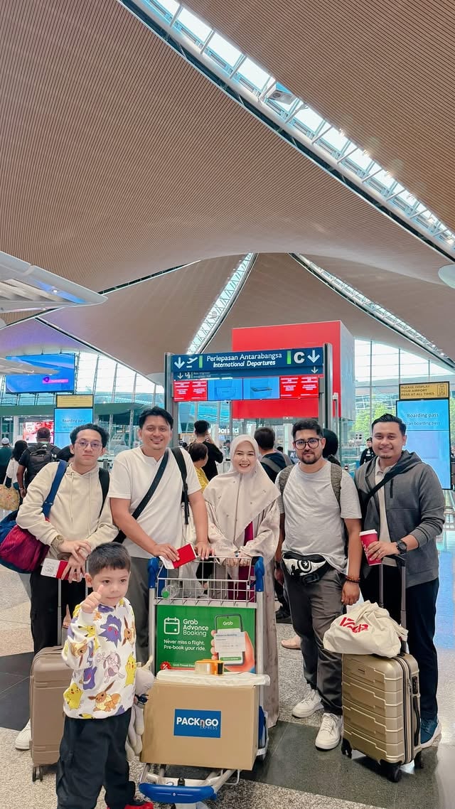 Semoga langkah kecil yang membawa impian besar ini, sentiasa mendapat rahmat dan keberkatanNya. Bismillah 🤍 Selamat bermusafir ke bumi Haramain, team @packngo.express Simpan sini buat kenangan, suatu masa nnt boleh buat pedoman. Ya Razzaq, pinjamkan sedikit kekayaanMu dan gembirakan hati kami dengan rezeki yang halal dan berkah. Korang support ehhhhhh ❤️❤️ @packngo.express See u guys soon. #pijaminaz by @pijaminaz