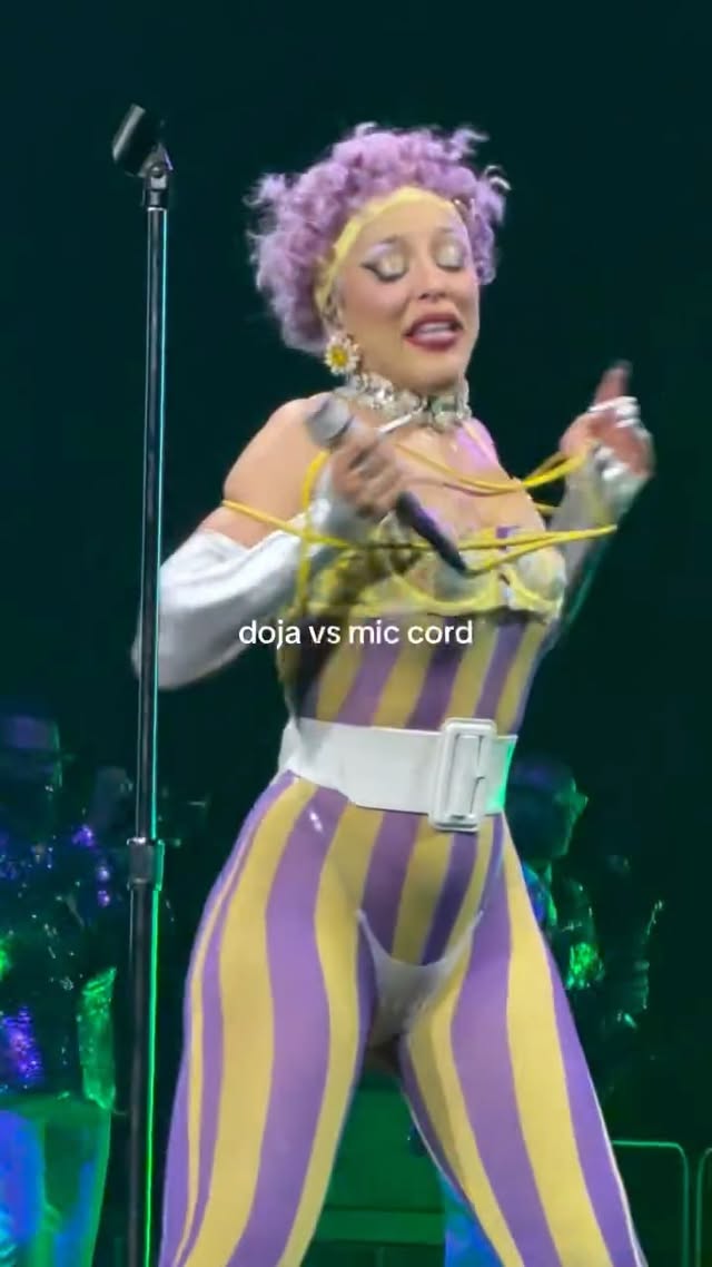 one of the best moments of the show // @dojacat performing “AAAHH MEN!” in Lisbon 📷 diogompmo/TikTok by @dojahqs