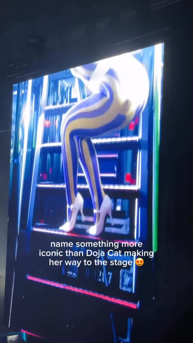 @dojacat making her way to the stage tonight at @meoarenaoficial in Lisbon, Portugal ✨👠 by @dojahqs