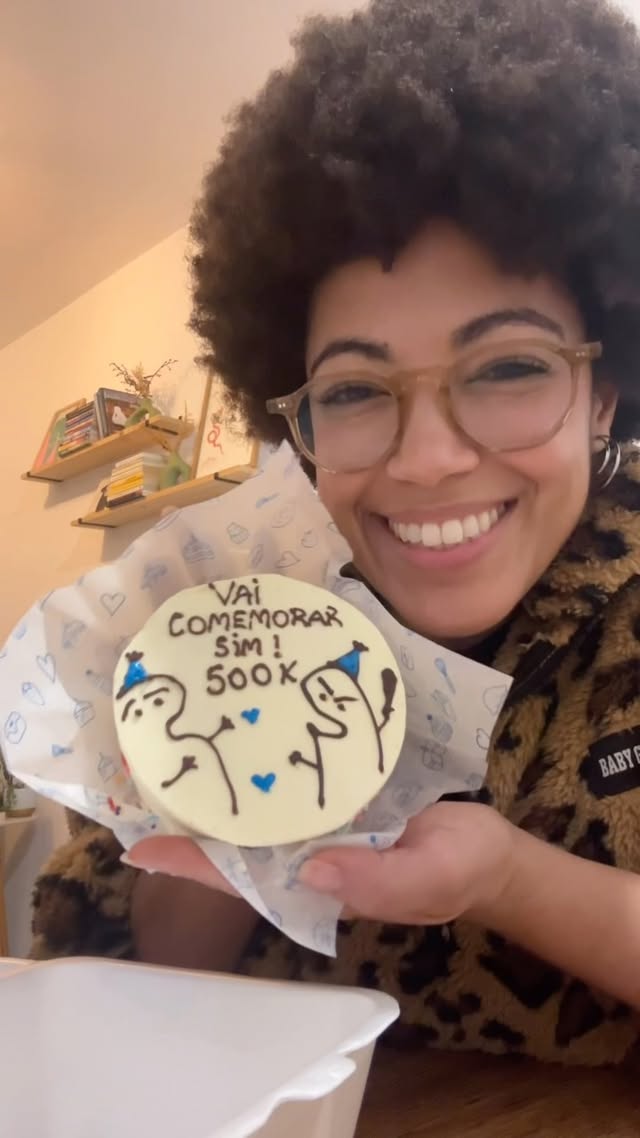 Muito obrigada!! 💗💗💗500 mil pessoas interessadas em criar uma vida melhor, em se amar mais!Vocês são incríveis!! E desejo que vocês sintam o tanto de alegria que eu tô sentindo nesse momento.Não é só pelo número, mas pela história, pela Camilla que decidiu começar em outubro de 2023 sem saber aonde isso aqui ia dar.E olha só! Não é que está dando muito certo? 😍Obrigada amiga @gabiinogueira por não deixar esse dia passar sem um bolinho 😍 by @camillaveles