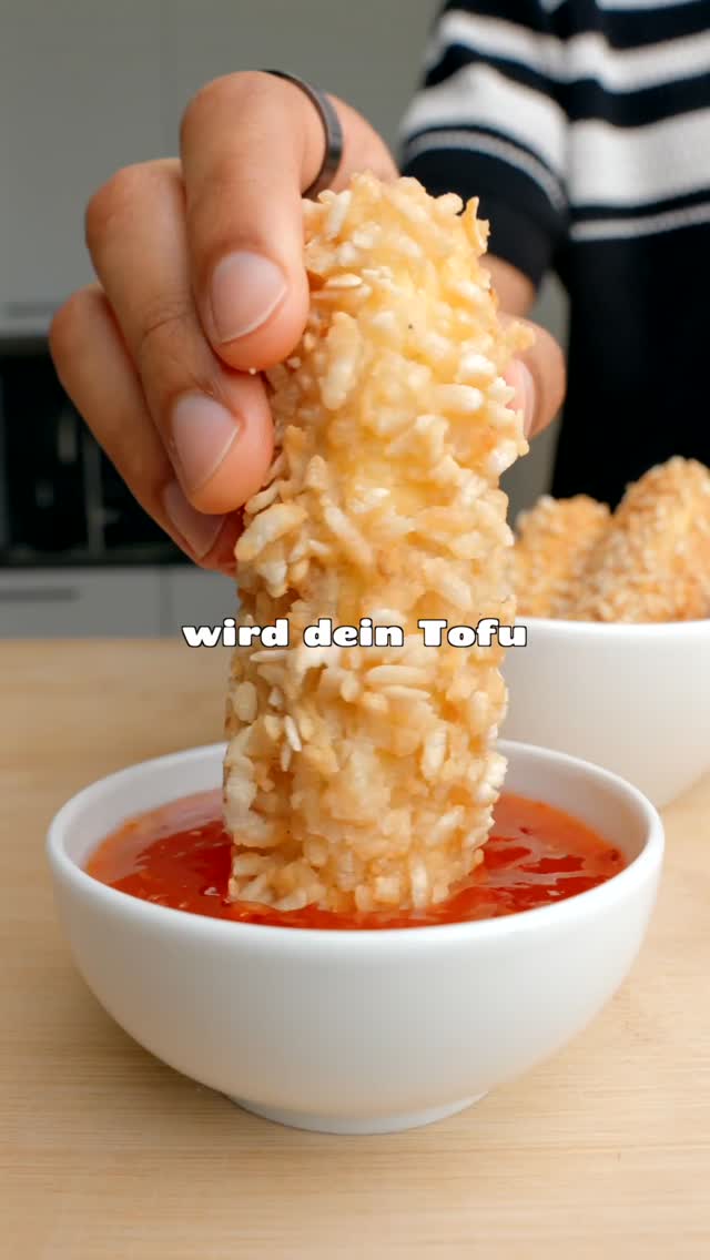 Cốm Chiên – Knuspriger Reisflocken-Tofu 🌾✨⁠⁠🍽️ Portionen: 2 | 🔥 Schwierigkeitsgrad: Einfach⁠⁠🧾 Zutaten⁠Für den Tofu:⁠400 g fester Naturtofu⁠Ca. 80 g getrocknete Reisflocken (grün oder weiß)⁠⁠Für die Panierpaste:⁠6 EL Reismehl⁠6 EL Speisestärke⁠Wasser (nur so viel wie nötig, die Paste soll dickflüssig sein)⁠½ TL Salz⁠¼ TL weißer Pfeffer⁠½ TL Knoblauchpulver⁠1 Prise Zucker⁠⁠Außerdem:⁠Öl zum Frittieren⁠Sweet-Chili-Soße zum Servieren⁠⁠👨🏽‍🍳 Zubereitung⁠1. Den Tofu aus der Verpackung nehmen und mit Küchenpapier gründlich trocken tupfen.⁠2. Den Tofu in mundgerechte Stücke oder dicke Streifen schneiden.⁠3. Reismehl, Speisestärke, Salz, Pfeffer, Knoblauchpulver, Zucker und etwas Wasser zu einer dicken, zähflüssigen Paste verrühren. Die Paste sollte gut haften und nicht vom Löffel laufen. Die Reisflocken in einen flachen Teller geben.⁠4. Die Tofustücke zuerst in die Paste tauchen, anschließend in den Reisflocken wenden und diese leicht andrücken. Danach die Stücke erneut durch die Paste ziehen und nochmals mit Reisflocken panieren. Die panierten Stücke etwa 5 Minuten ruhen lassen, damit die Panade besser haftet.⁠5. Das Öl in einem Topf auf 175 bis 180 °C erhitzen. Die Tofustücke portionsweise etwa 3 bis 4 Minuten frittieren, bis die Reisflocken goldgelb und knusprig aufgefächert sind.⁠6. Den Tofu auf Küchenpapier abtropfen lassen.⁠7. Sofort mit Sweet-Chili-Soße servieren. Am knusprigsten schmeckt der Tofu direkt nach dem Frittieren.⁠ by @veganewunder
