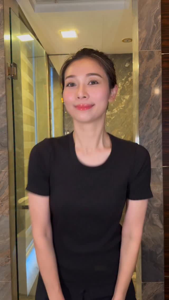 背部，是女人最容易被忽略的地方。長期抱小孩、側睡，筋被拉緊，背厚了、駝了，穿什麼都覺得不對。其實在家就可以改善體態。就這兩個動作，每天幾分鐘，把自己的身體，一點一點拿回來。記得收藏起來，跟著做 😉 by @vvyeo