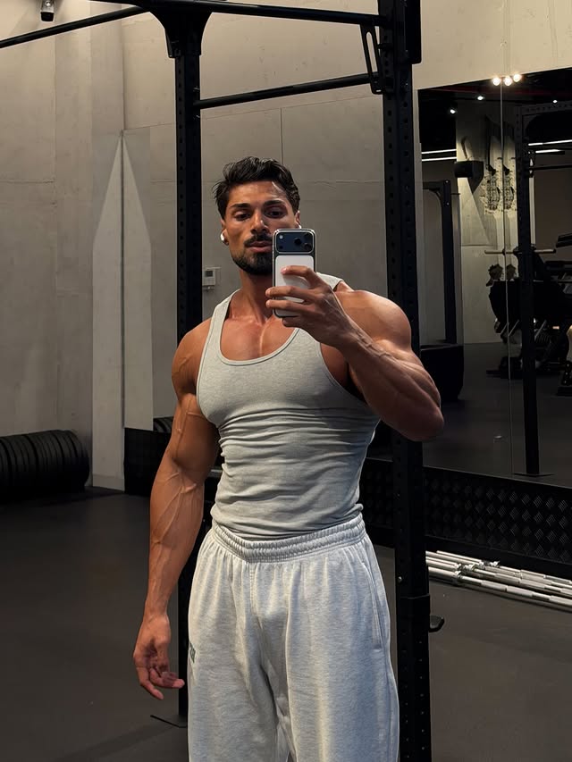 30 y/o vs 17 y/o 🌱on the last pic i was already training for 2 years, lost alot of weight and started to notice real results but my nutrition was still bad.. but one thing, i was addicted to training. I would think the night before what exercise, order, reps, etc been training for 15 years now, i can’t see myself doing something else or losing this, its a lifestyle! by @andreideiu_