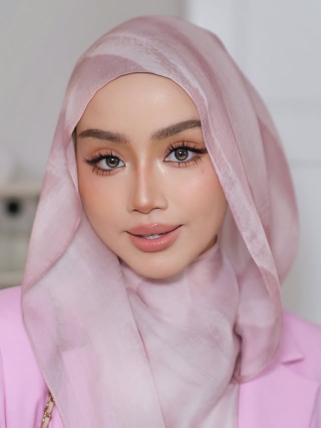 Beautiful Aida💘💜She nak baddie… tp tulahhhh barbie pulak yang jadi😆.#makeupbyazni #makeupartistmalaysia by @azni.hadi