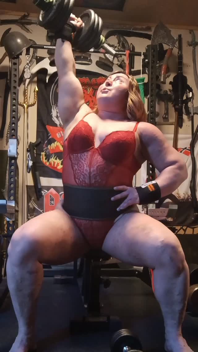Operated arm versus "good" arm. I would actually feel like maxing out in barbell OHP, but I might be taken up by bench press as soon as I can start doing it with weights.

Music: @corrosivemarburg 🤘

#rehab #strongwoman #fbb #heavylifting #femalemuscle