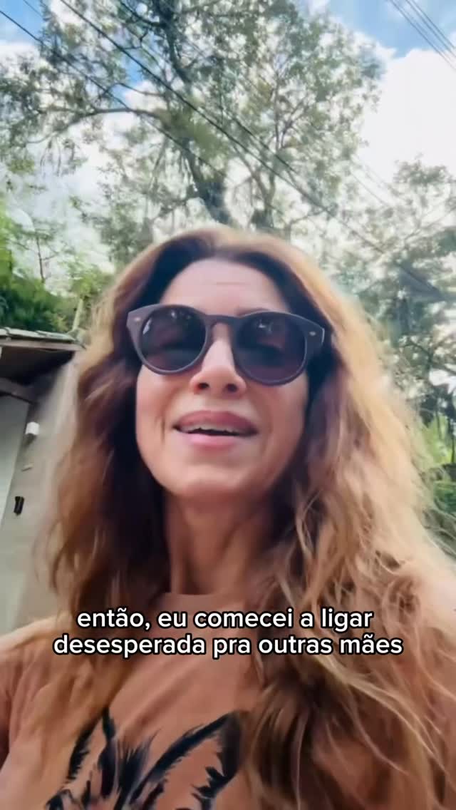 Achei esse vídeo na galeria que fiz lá no Carnaval, e achei importante a reflexão e gostaria de dividir com vocês.Minha filha fez 15 anos, e de repente com essa idade veio aquele pedido que dá um nó no peito de qualquer mãe: "Mãe, quero ir pro bloco de rua com meus amigos". Só que eram amigos recentes, de uma escola nova, e eu não conhecia nenhum pai, nenhuma mãe, ninguém.Quem é do Rio de Janeiro sabe como a rua traz perigos e vulnerabilidades, ainda mais no Carnaval. O medo do álcool, da violência, de tudo o que a gente vê por aí me fez travar de início. Pensei: "Proíbo ou abro um diálogo e dou um voto de confiança?".Decidi conversar, alinhar regras fundamentais de segurança e manter a comunicação o tempo todo. E, graças a Deus, deu tudo certo! Mas sei que a gente vive com o coração na mão. Não dá para parar de viver, mas dá medo sim.E vocês, como lidam com essa transição por aí? Já passaram por isso de deixar os filhos irem para os blocos sozinhos? Me contem aqui nos comentários, acho importante a gente trocar essas experiências! 👇👇 by @arealspiller