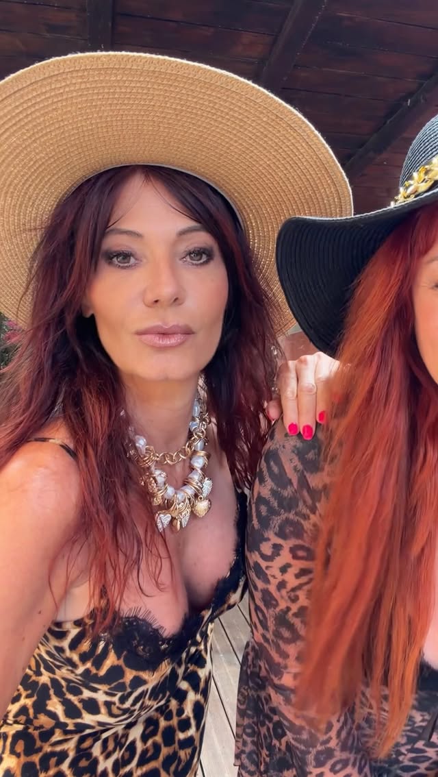 Tu préfères la rousse ou la brune ?tu sais ce qu’on dit sur les femmes qui portent des chapeaux ? @landrydetoulouse_officiel by @nathalie_andreani_lavilla2