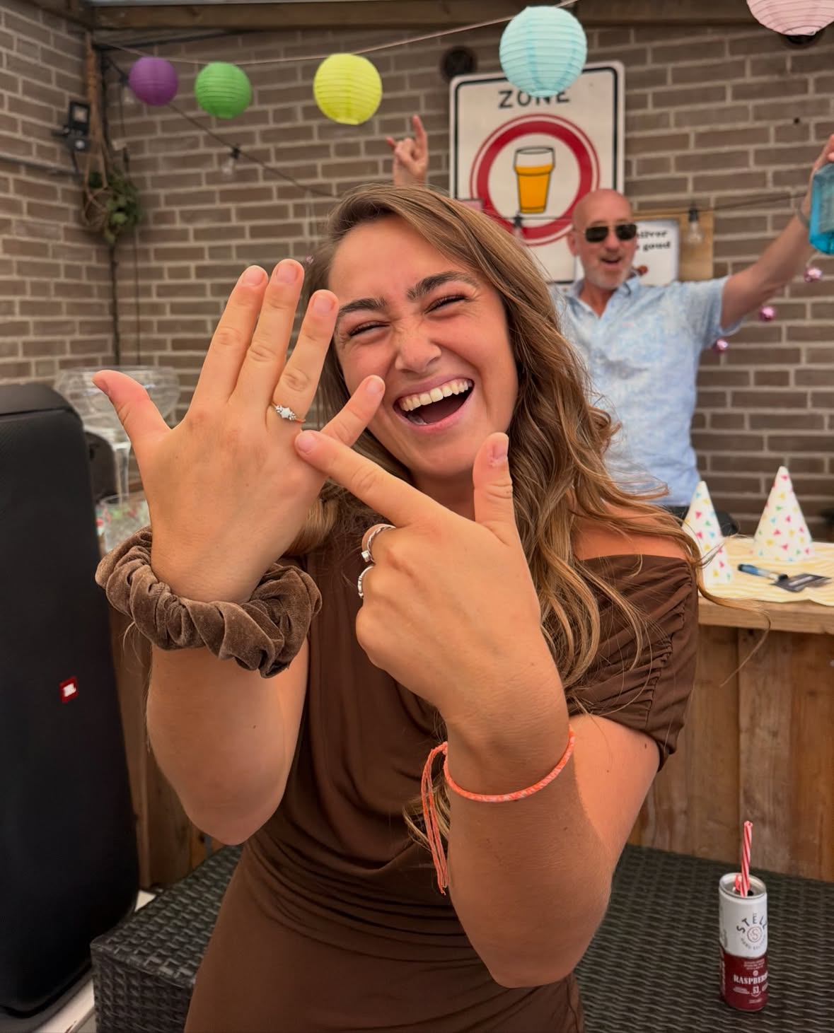 Je word maar inne keer 30! Recap van deze mega fijne dag! 🥳

Wat een fijne manier om mijn twintiger jaren af te sluiten en aan een nieuw hoofdstuk te beginnen: een mini-festivalletje, lekker eten en mijn favoriete mensen om me heen! Echt zo zo zo dankbaar!!

Mijn twintiger jaren waren een avontuur vol verrassingen, lessen, lieve mensen en mega mooie en vette herinneringen. Van een dikke vette burn-out naar volop genieten van het leven!🙏🏻

Op naar een nieuw hoofdstuk! En onthoud: mensen komen en gaan, maar je frietpan blijft altijd bestaan. 

Geniet van het leven, de kleine dingen en de frituur snackjes jongens! Kusjes jullie speknek!❤️